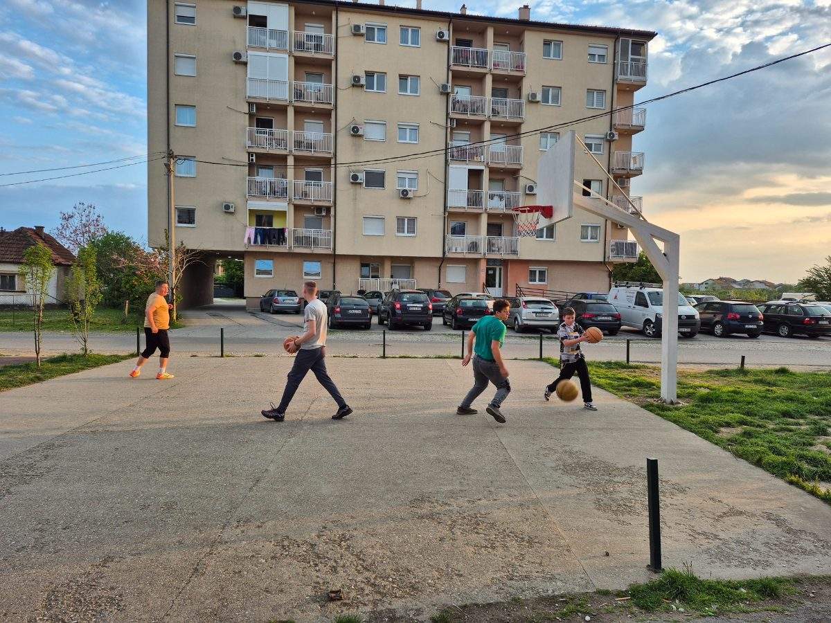 BIJELJINA: Mještani MZ ''Bogdanovića plac'' nadležnima - postavite bezbjednosnu ogradu kod dječijeg igrališta (foto)