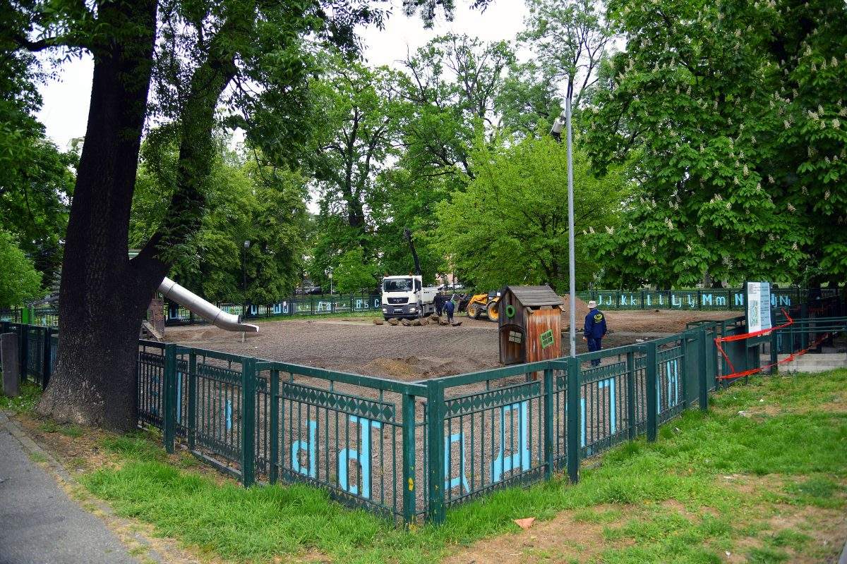 BIJELJINA: Uređenje dječijeg igrališta u Gradskom parku u punom jeku (foto)