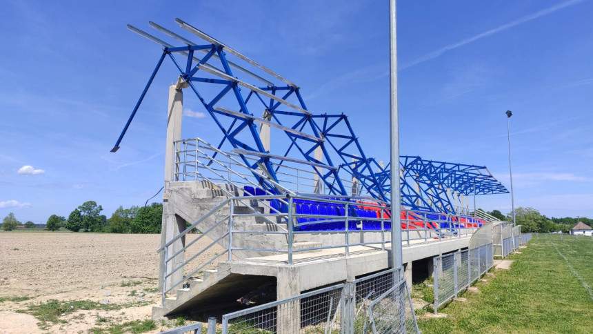 BRČKO: Srušio se dio nadstrešnice na stadionu u Gornjem Breziku (foto)
