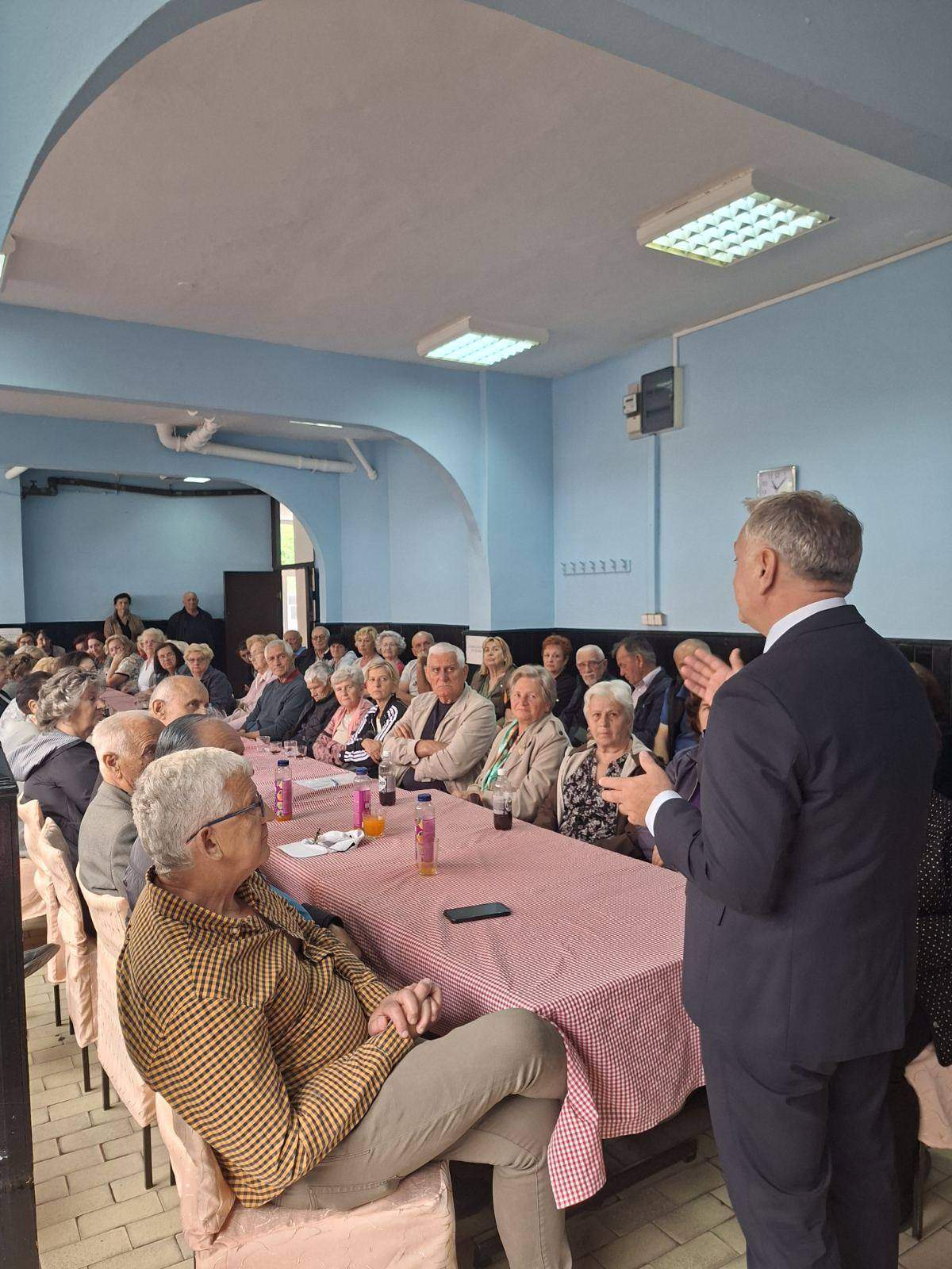 Direktor Fonda PIO RS razgovarao sa penzionerima u Prijedoru: Otvoren dijalog ključan za rješavanje problema najstarije populacije (foto)