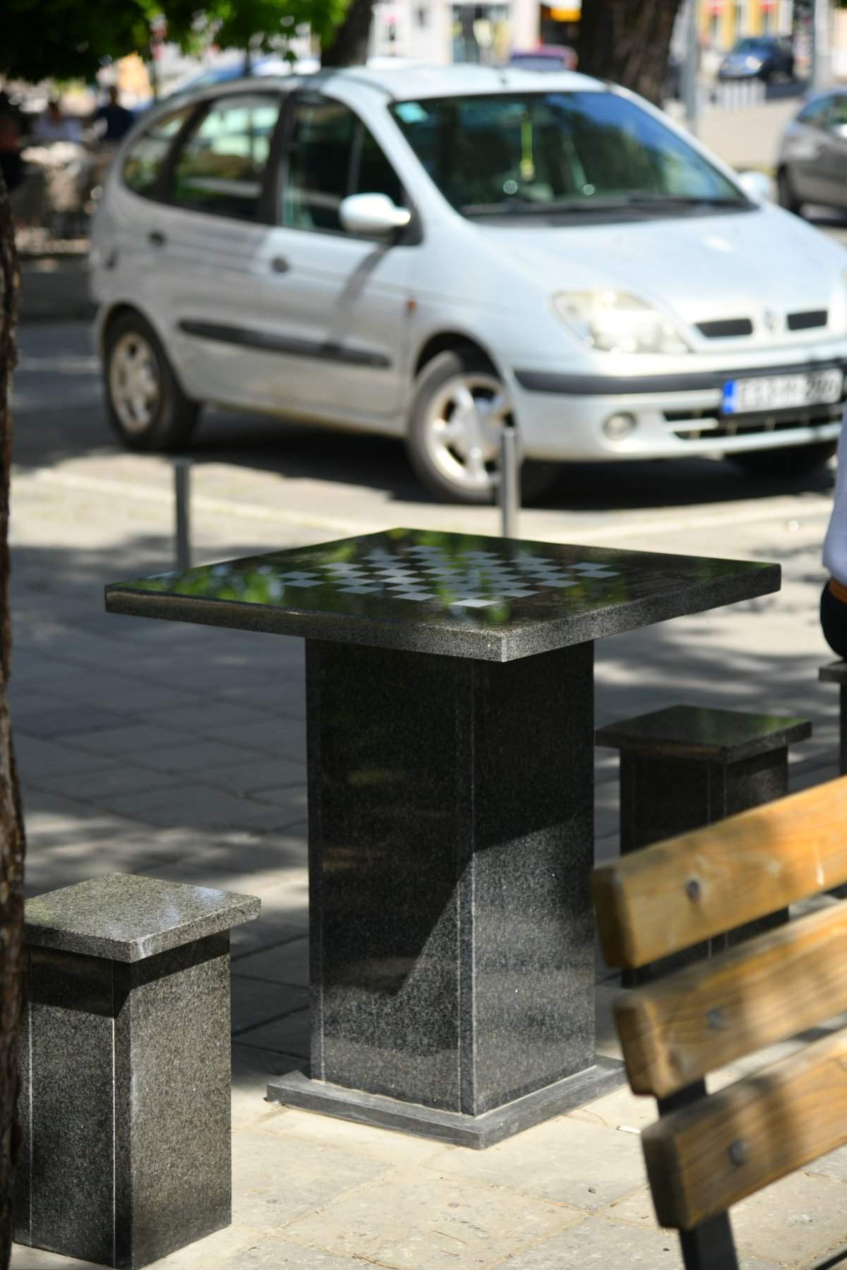 Dejan Joveljić donirao šahovske stolove Bijeljini: Novi sadržaj na Trgu kralja Petra I Karađorđevića (foto)