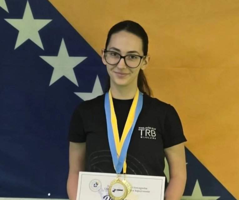 Tehnička škola Bijeljina ponosna na Sofiju Rakić: Šampionka na strelištu i odličan učenik IT smjera