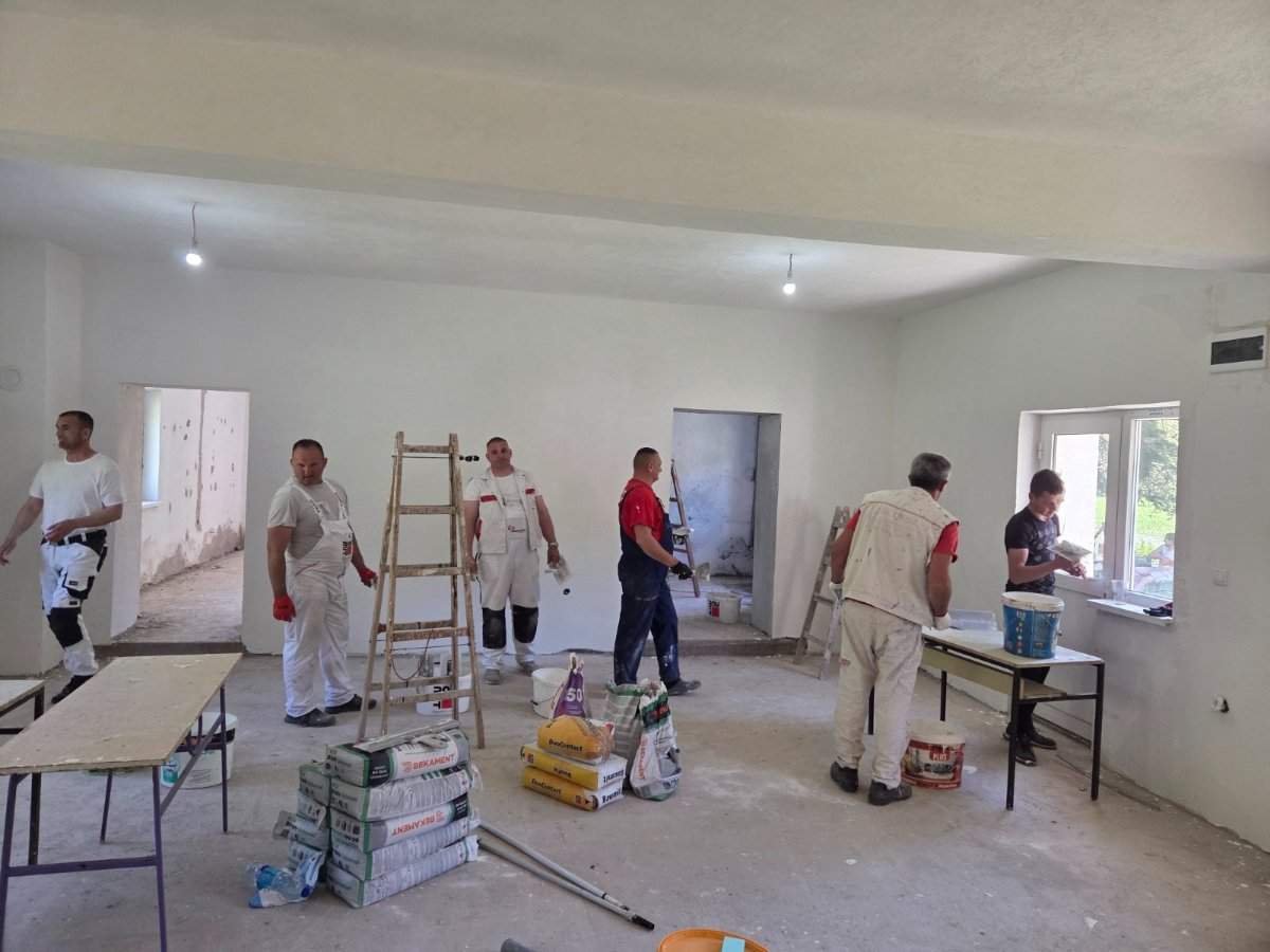 LOPARE: Nastavljeni radovi na adaptaciji Lovačkog doma u Brijestu (foto)