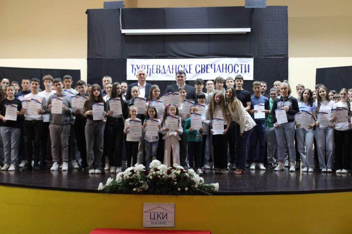 LOPARE: Povodom Đurđevdana nagrađeni najbolji učenici (foto)