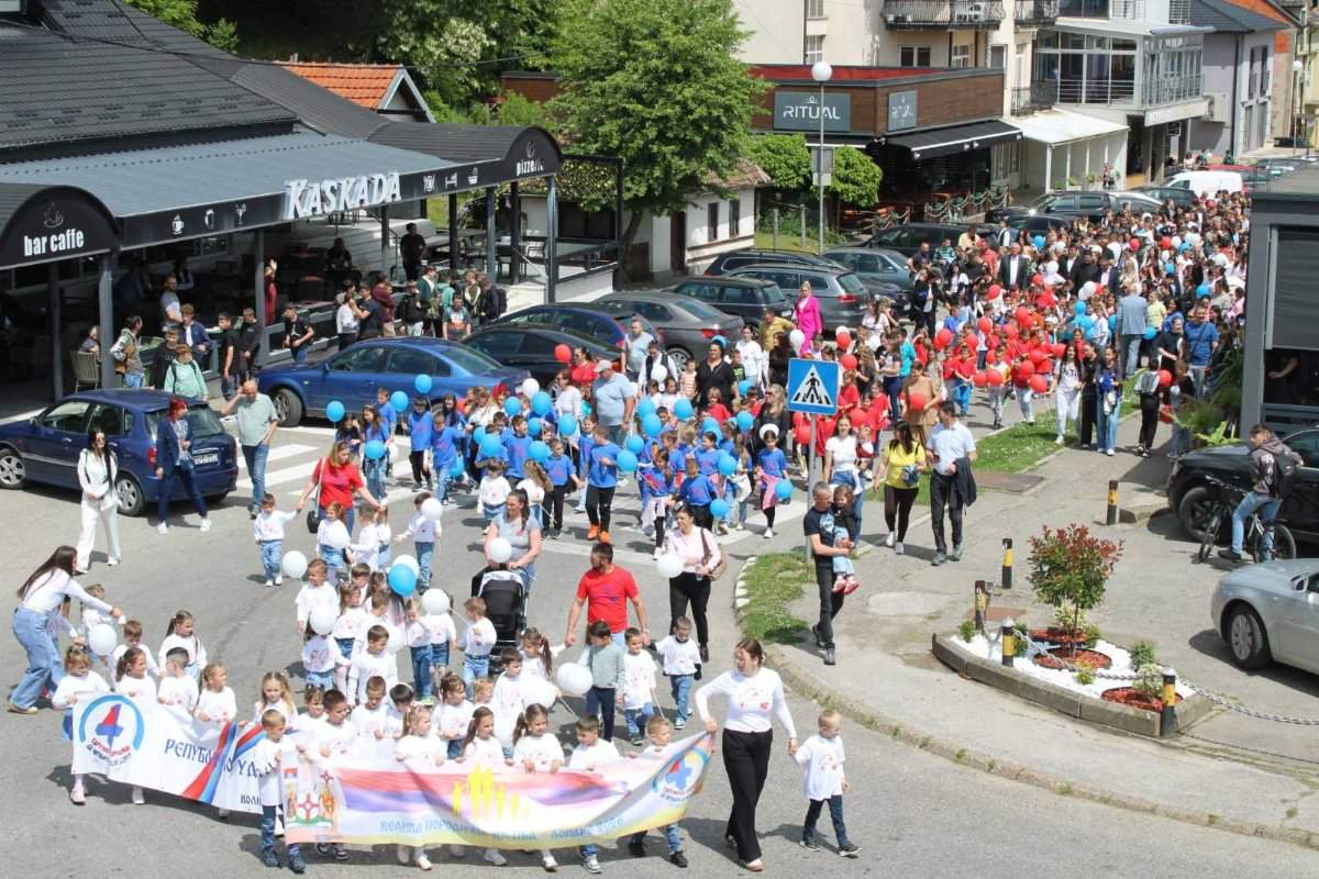 LOPARE: Održana porodična šetnja povodom Dana porodice (foto)