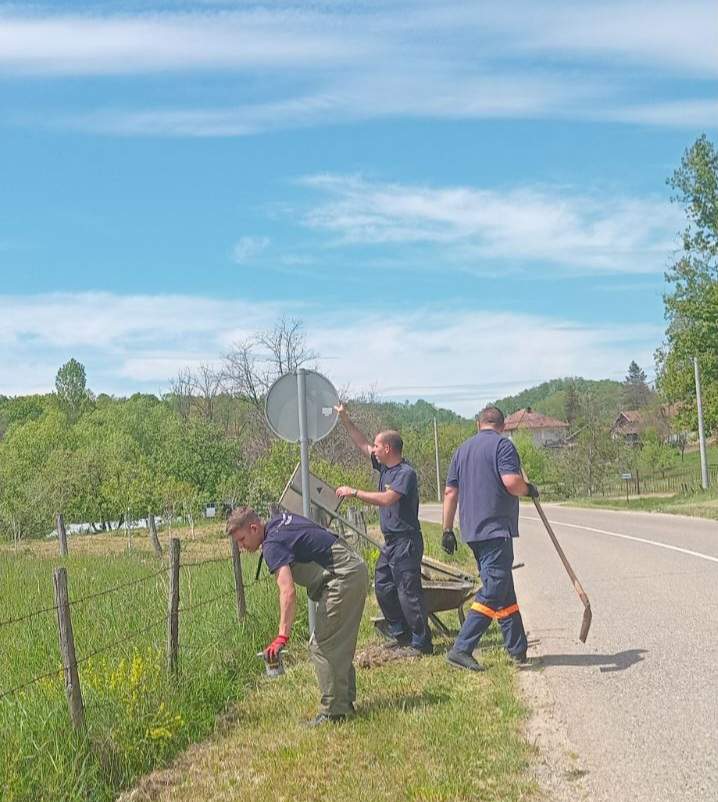 LOPARE: Za bezbjedniju Majevicu - vatrogasci uredili i obnovili saobraćajnu signalizaciju na putu (foto)