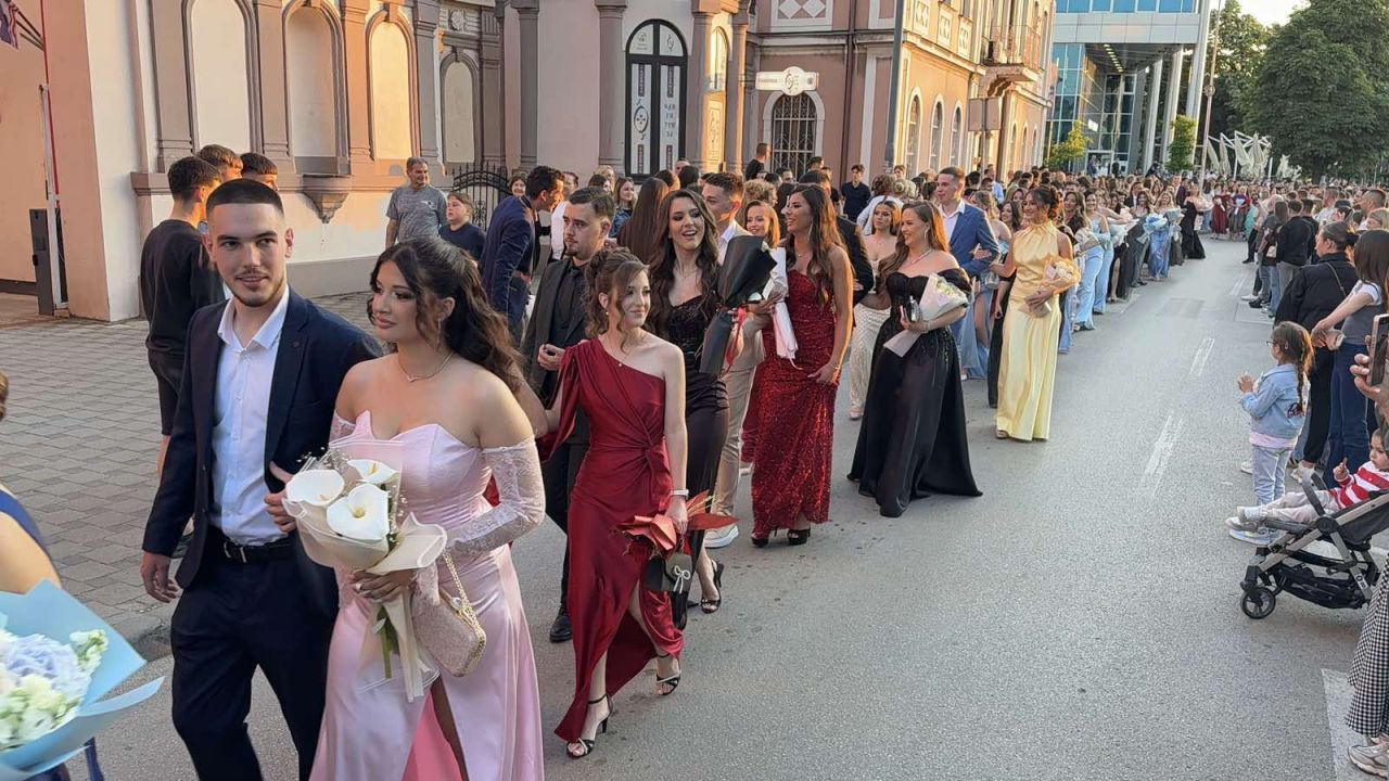 Bijeljina u znaku mladosti: Maturanti Gimnazije ''Filip Višnjić'' zablistali na maturskoj večeri (foto,video)
