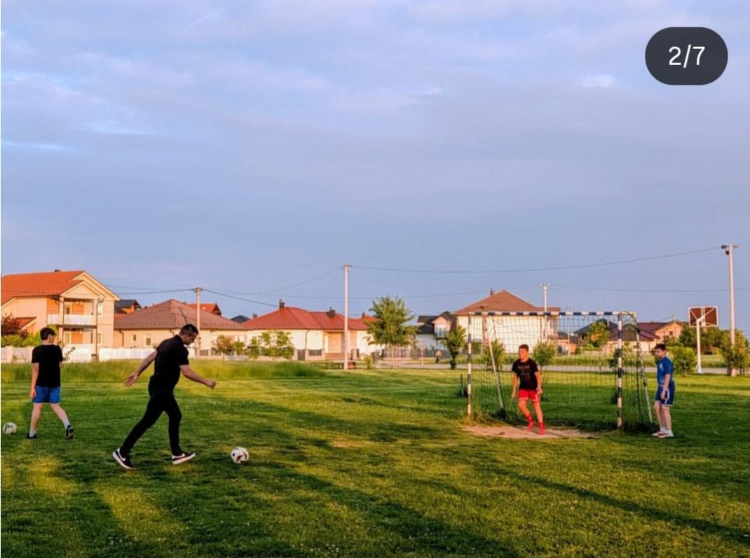 BIJELJINA: Zajedništvom do dječijeg osmijeha – mladi Ledinaca uredili prostor za igru i druženje (foto)