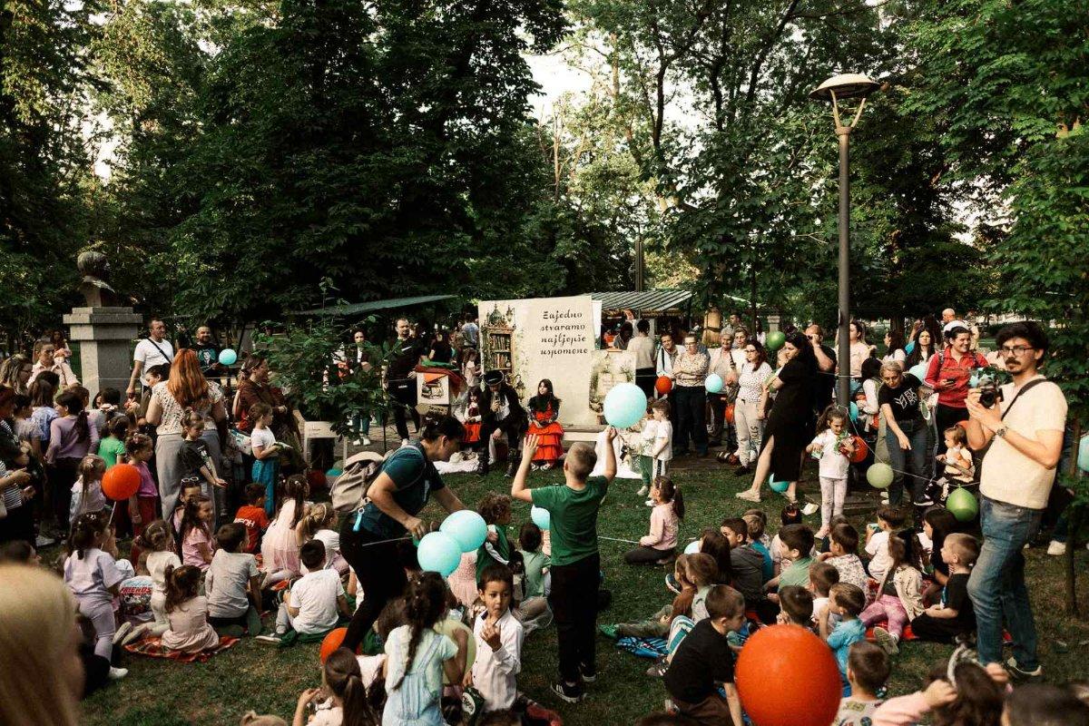 BIJELJINA: „Dan porodice i knjige“ pretvorio Gradski park u bajkovitu Zemlju knjiga