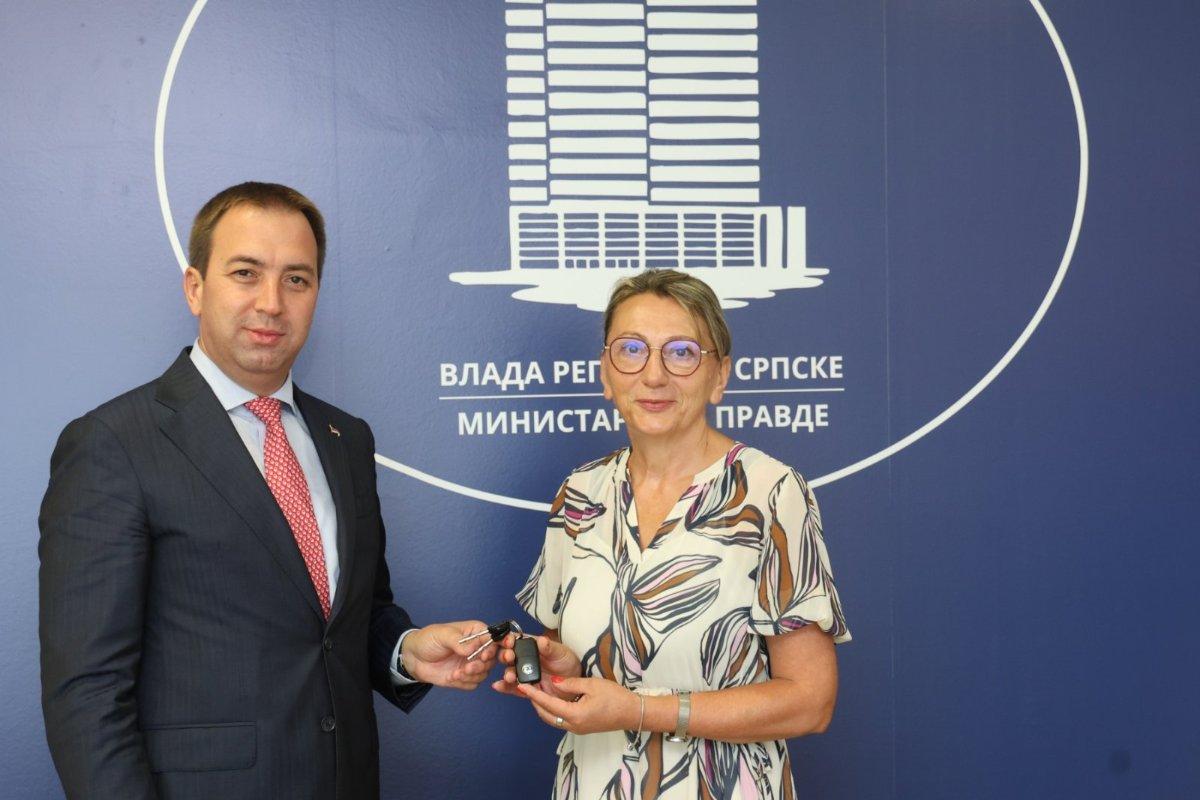 Podrška Ministarstva pravde Savezu žena „Iskra“ – Selak uručio službeno vozilo