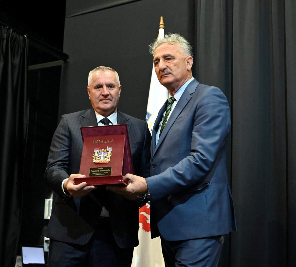Radovanu Viškoviću Povelja opštine Nevesinje za doprinos razvoju Hercegovine i infrastrukturnim projektima